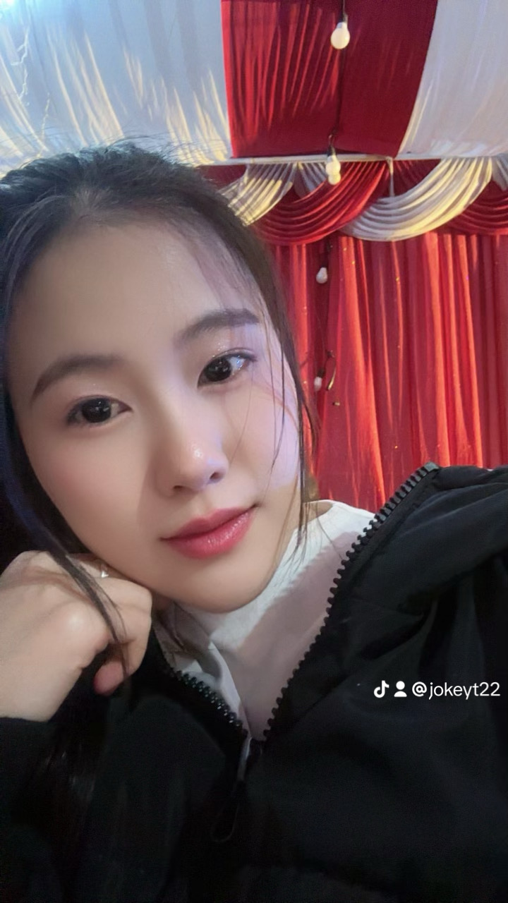 Huong Sen, Assistant